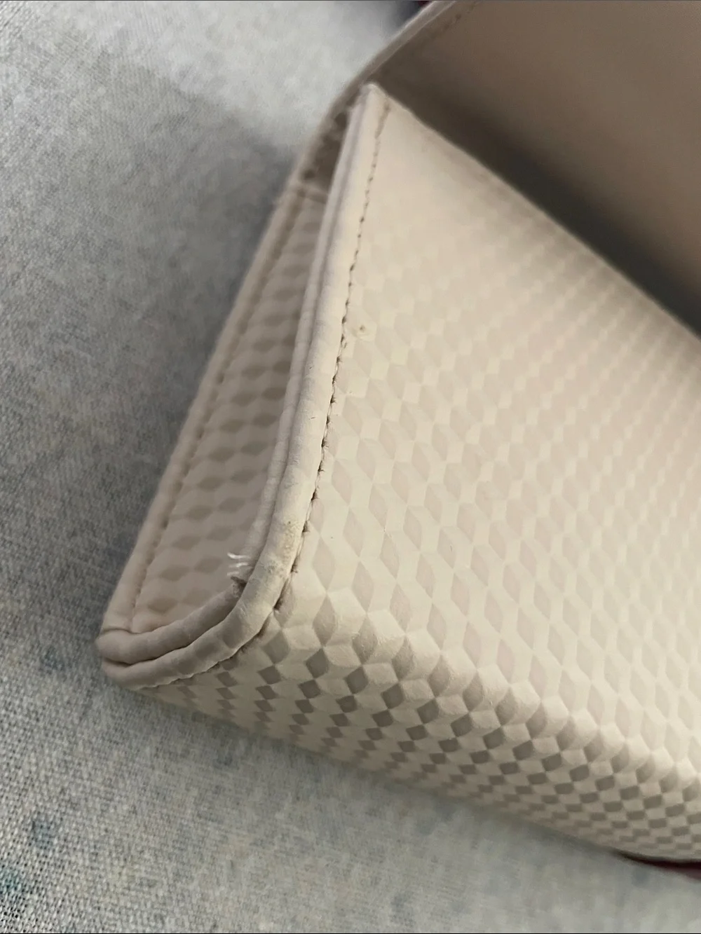 Jan Taminiau designs KLM comfort bag